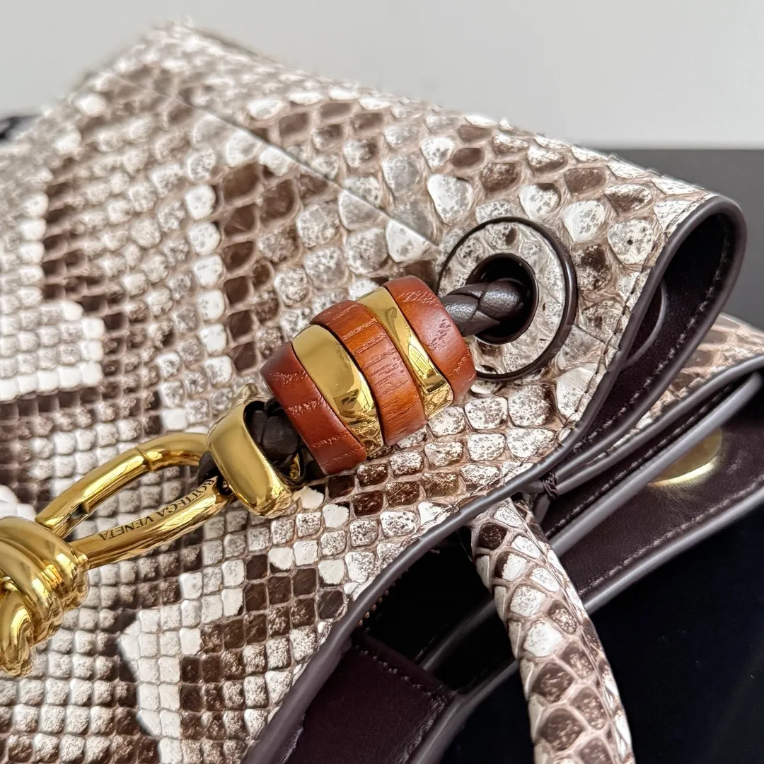 The new Andiamo batch of 3060 BV is shipped‼ ️The classic intercciato weaving process is used to create a soft bag, the metal knot is made of micro-cast aluminum using jewelry technology🪢, and the decorative beads are made of metal and hand-polished oak, allowing you to jump repeatedly between elegance and fun💃, making it unpredictable. Classic and versatile, it shows off your temperament, and the bag has a large capacity, making it very convenient for daily commuting! It has a variety of carrying methods, the shoulder straps can be adjusted by yourself, the original lambskin feels soft and delicate, and the unisex style breaks gender boundaries and brings a more practical and long-lasting use experience. The Andiamo, which has both elegant and casual styles, perfectly interprets the "fashionable old money style". Style number: 743568+wood hardware Color: original snakeskin pattern Size: 25*22*10.5cm